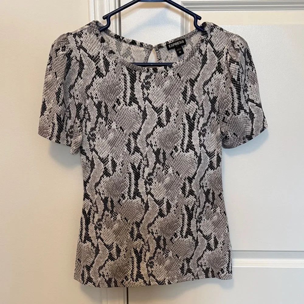Express Women's Snake Print Short Sleeve Tee - Black & white